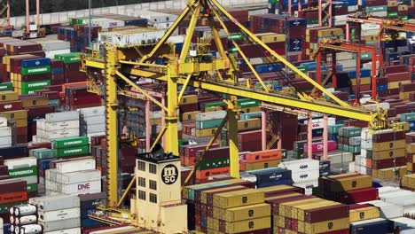Hafenkräne-Und-Container-Im-Hafen-Von-Manzanillo,-Colima,-Mexiko---Drohnenschuss