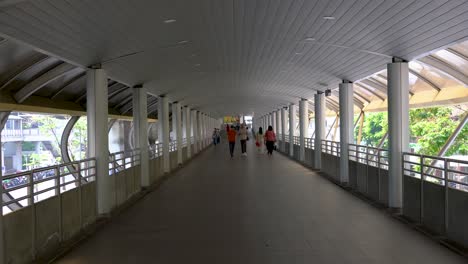Perspektivische-Ansicht-Von-Menschen,-Die-Auf-Der-Skywalk-Brücke-Gehen,-Die-Zwischen-Der-BTS-Station-Chong-Nonsi-Und-Der-Chong-Nonsi-Brücke-In-Bangkok,-Thailand,-Verbunden-Ist