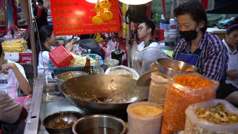 Escena-De-Vendedores-Ambulantes-De-Comida-Tailandesa-Salteada-En-El-Famoso-Barrio-Chino-De-Yaowarat,-Bangkok