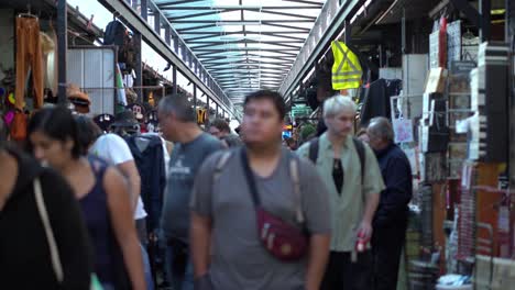 Gente-Caminando-Dentro-Del-Mercado-Persa-De-Pulgas-Bio-bio-Chileno-Mirando-Puestos-De-Tiro-Con-La-Mano