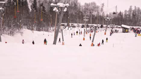 Mucha-Gente-Tomando-El-Remonte-En-La-Zona-De-Esquí-Infantil-Mikkeltrekket-En-Myrkdalen,-Noruega---Estática