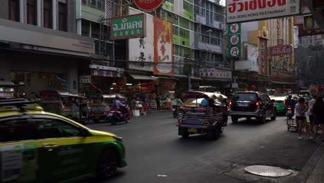 Lugares-De-Tráfico-Congestionado-Durante-Las-Horas-Pico-En-El-Famoso-Barrio-Chino-De-Yaowarat,-Bangkok,-Tailandia