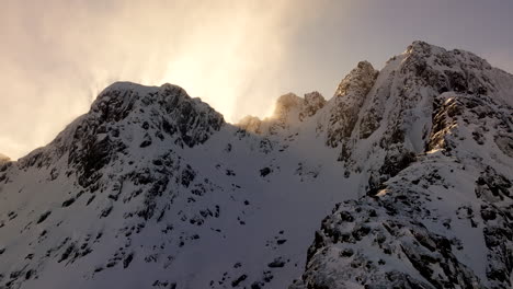 Wunderschönes-Goldenes-Sonnenlicht-über-Den-Schneebedeckten-Bergen-Der-Lofoten