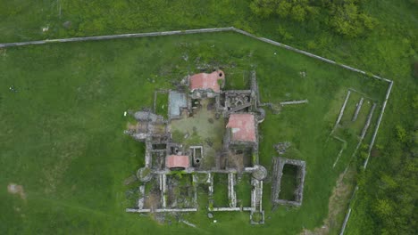 Ruins-Of-The-Geguti-Royal-Palace-In-Kutaisi,-Georgia---aerial-top-down