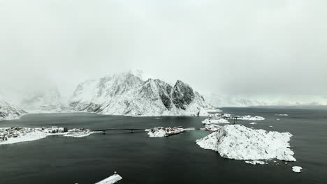 Arctic-fishing-village-of-Hamnoy-with-mist-shrouded-snowy-mountains