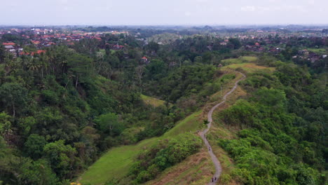 Breathtaking-Aerial-Shot-Over-Campuhan-Ridge-Walk-Trail-in-Ubud,-Bali