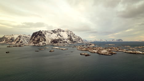 Henningsvær-or-Henningsvaer-archipelago-in-Vågan-Municipality-in-Nordland-county-of-Lofoten-islands-in-Norway