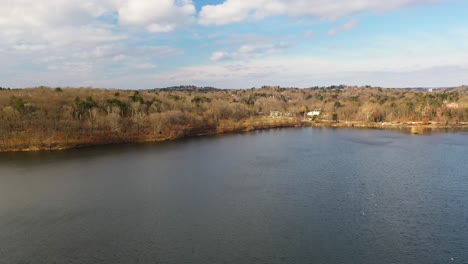 Drone-Volando-Sobre-Un-Gran-Lago-En-La-Mañana-De-Primavera-En-Boston