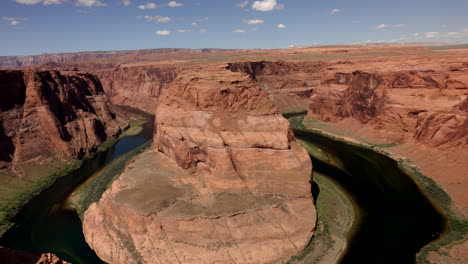 Zeitraffer-Von-Horseshoe-Bend-In-Arizona,-USA,-In-Der-Nähe-Des-Grand-Canyon-Mit-Sich-Bewegenden-Wolken-Vor-Dem-Blauen-Himmel-Und-Fließendem-Wasser-Flussabwärts