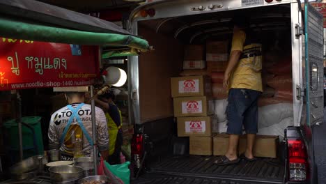 Scene-of-workers-loading-goods-onto-the-truck-in-Yaowarat-Chinatown,-Bangkok,-Thailand