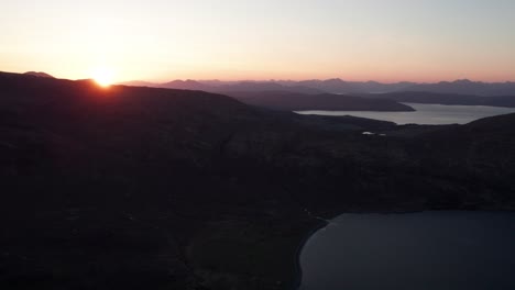 Bunter-Sonnenuntergang-über-Der-Isle-Of-Skye-In-Schottland-An-Einem-Klaren-Abend