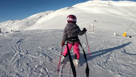 Niña-En-Arnés-De-Entrenamiento-Aprendiendo-A-Esquiar-En-Myrkdalen-Resort,-Noruega