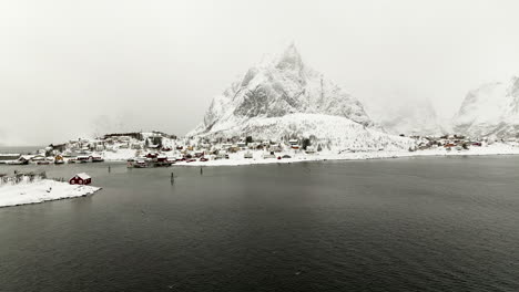Freezing-arctic-winter-conditions-with-misty-mountaintops-of-Lofoten-landscape