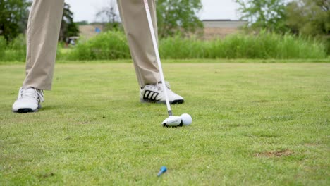 Golfista-Golpeando-Una-Pelota-De-Golf-Con-Un-Conductor-Del-Tee