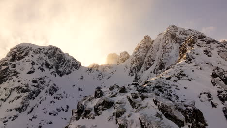 Magisches-Goldenes-Sonnenlicht-über-Den-Schneebedeckten-Bergen-Der-Lofoten