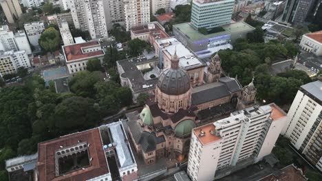 Rising-aerial-view-looking-down-at-Metropolitan-Cathedral-Matriz-square-in-downtown-Porto-Alegre,-Brazil-city-landmark