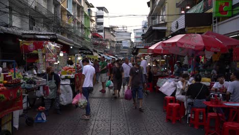 Turistas-Y-Lugareños-Caminando-En-El-Barrio-Chino-De-Yaowarat,-Bangkok,-Tailandia
