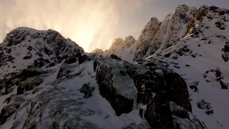 Dramatischer-Arktischer-Berg-Mit-Schnee-Bedeckt,-Goldenes-Sonnenlicht-Scheint-Darüber