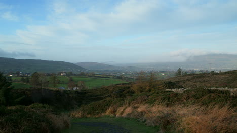 Irische-Landschaft-Grün-Mit-Blauem-Himmel-In-Der-Nähe-Von-Newry,-Irland