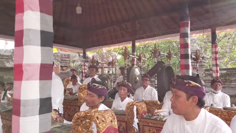 Musikensemble-Spielt-Gamelan-Gong-Kebyar-Musik-In-Einer-Hinduistischen-Balinesischen-Tempelzeremonie-Bei-Tageslicht,-Handaufnahme