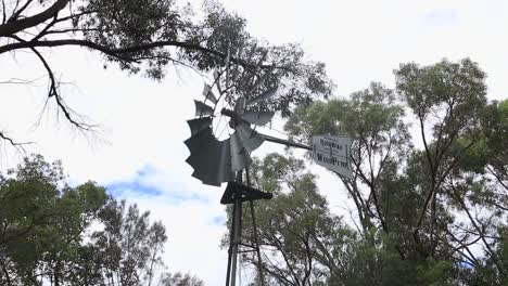 Windpumpe-Der-Traditionellen-Australischen-Landwirtschaft-Mit-Sich-Drehenden-Rotorblättern