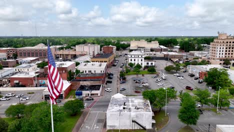 Amerikanische-Flagge-Weht-In-Dothan,-Alabama.-Luftaufnahmen-In-5k