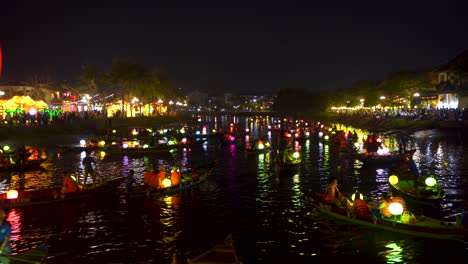 Atemberaubende-Laternenbeleuchtung-In-Der-Nacht-In-Hoi-An,-Vietnam-Mit-Fluss-Und-Booten