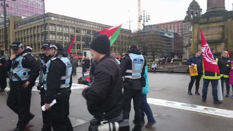Verbindungsbeamte-Der-Polizei-Sprechen-Mit-Demonstranten