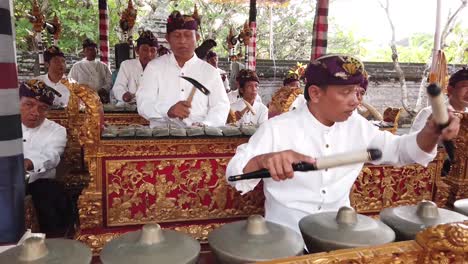 Musik:-Asiatisches-Orchester-Spielt-Religiöse-Darbietung-Von-Balinesischem-Gamelan-In-Einer-Hinduistischen-Zeremonie-Auf-Bali,-Indonesien,-Ethnische-Perkussionsgruppe