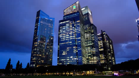 Un-Edificio-Con-Luces-Nocturnas-Y-Fondo-Azulado