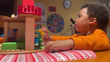 3-jähriges-Süßes-Schwarzes-Kind,-Das-Zu-Hause-Mit-Papa-Mit-Seinem-Spielzeughaus-Spielt