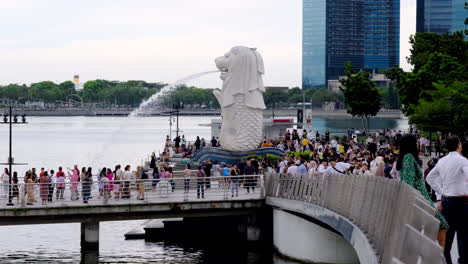 Die-Merlion-Statue-Von-Singapur-Mit-Hunderten-Von-Touristen-Unten-Und-Der-Bucht