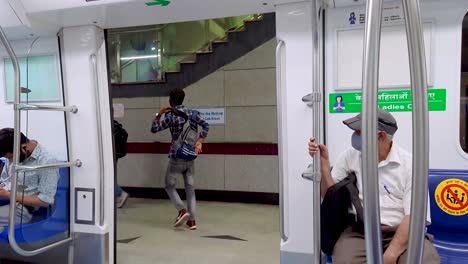 passenger-deboarding-at-metro-station-from-metro-train-arriving-and-automatic-entrance-door-closing-video-is-taken-at-new-delhi-metro-station-new-delhi-india-on-Apr-10-2022