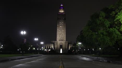 Edificio-Del-Capitolio-Del-Estado-De-Louisiana-En-Baton-Rouge,-Louisiana-De-Noche-Con-Video-Estable