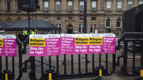 Algunos-Carteles-Contra-El-Racismo-En-Un-Mitin-En-Glasgow