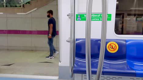 Freier-Platz-In-Der-U-Bahn,-Innenansicht-Am-Abend.-Das-Video-Wurde-Am-10.-April-2022-An-Der-U-Bahn-Station-Neu-Delhi-In-Neu-Delhi,-Indien,-Aufgenommen