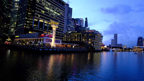 Nachtszene-An-Der-Marina-Bay-Mit-Hochhaus-Und-Dem-Fluss-Im-Stadtzentrum-Von-Singapur