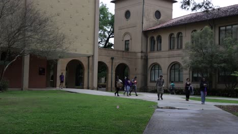 Área-Cuádruple-En-El-Campus-De-La-Universidad-Estatal-De-Luisiana-Con-Estudiantes-Caminando-Y-Video-Estable.