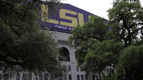 Cartel-De-Lsu-Al-Costado-Del-Estadio-Tigre-En-El-Campus-De-La-Universidad-Estatal-De-Luisiana-Con-Video-Estable