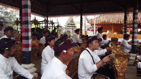 Musiker-Spielen-Gamelan-Musik-Auf-Bali,-Indonesien,-Tempelzeremonie-In-Traditioneller-Kleidung,-Kulturelle-Reisen-Und-Tourismus-In-Südostasien
