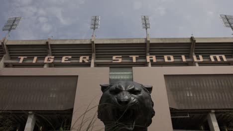 Mike,-La-Estatua-Del-Tigre-Frente-Al-Estadio-Del-Tigre-En-El-Campus-De-La-Universidad-Estatal-De-Luisiana-Con-Video-Estable