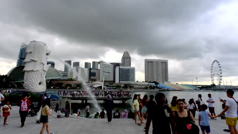 Singapur-Merlion-Gebäude-Mit-Riesigen-Touristen-Und-Dem-Hintergrund-Der-Marina-Bay-Sands-In-Singapur