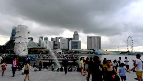 Edificio-Merlion-De-Singapur-Con-Turistas-Masivos-Y-El-Fondo-De-Marina-Bay-Sands-En-Singapur