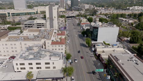 Wenn-Sie-An-Einem-Klaren-Tag-Die-Innenstadt-Von-Los-Angeles-Aus-Der-Vogelperspektive-Betrachten,-Werden-Sie-Eine-Fülle-Von-Gebäuden-Und-Wolkenkratzern-Sowie-Den-Geschäftigen-Verkehr-Auf-Den-Straßen-Darunter-Erkennen