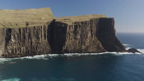 Drohnen-Panoramaaufnahme-Der-Epischen-Skuvanes-Klippe-Auf-Der-Insel-Sudroy-Bei-Sonnenlicht