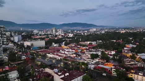 Luftaufnahme-Mit-Blick-Auf-Nasse-Straßen-Und-Gebäude,-Lebhafter-Sonnenuntergang-In-Mexiko-Stadt