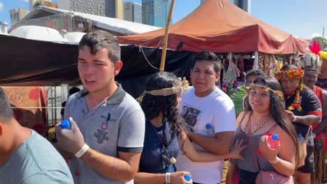 Un-Festival-Local-Para-Los-Habitantes-Nativos-Del-Amazonas-Completamente-Con-Dibujos-Tradicionales-Del-Cuerpo-Y-Coloridos-Sombreros-De-Plumas