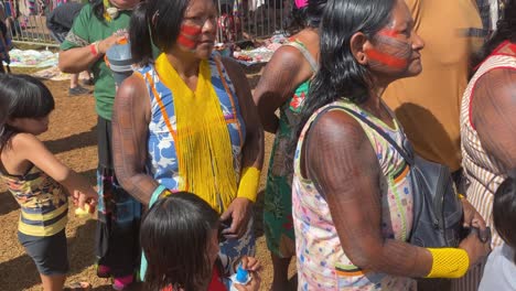 Eine-Nahaufnahme-Von-Bunt-Bemalten-Und-Gekleideten-Amazonenfrauen