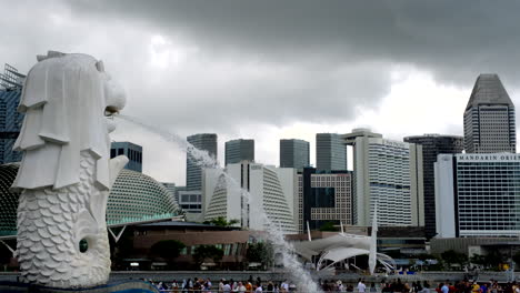 Bewölktes-Und-Schlechtes-Wetter-Mit-Einer-Statue-Von-Singapur-Merlion-Mit-Herabfließendem-Wasser