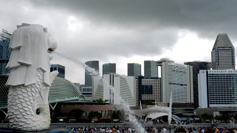 Nublado-Y-Mal-Tiempo-Con-Una-Estatua-De-Singapur-Merlion-Con-Agua-Fluyendo-Hacia-Abajo